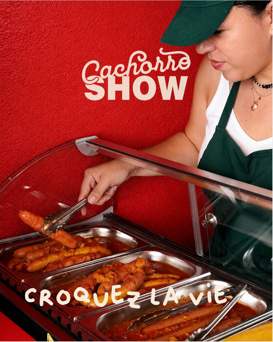 Monah au comptoir, servant les saucisses mijotées dans leur sauce